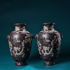 珍品旧藏收纯铜高浮雕錾刻鎏银盘龙花瓶一对
工艺精湛   器型精美
一个重1340克  高24厘米  直径18厘米
1200元
004393