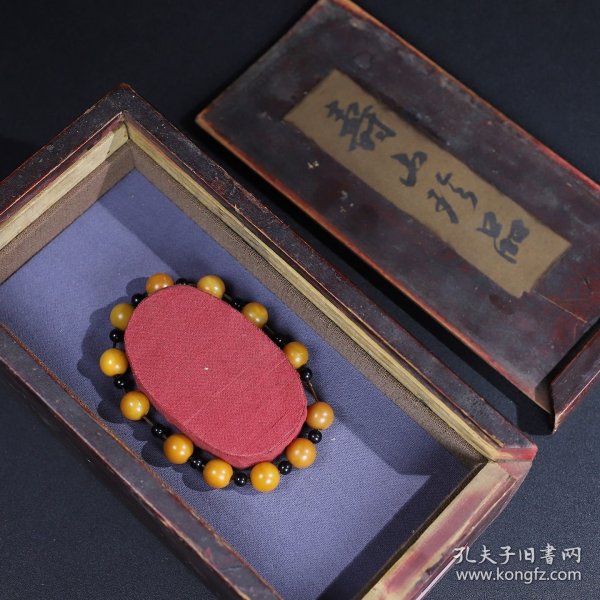 珍藏寿山石籽料圆珠手链一条，圆珠直径1.2厘米，重31克，价格2000元，代理加价，运费自理！