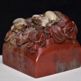 早期收藏 寿山石老性芙蓉石印章 原石原色纯手工雕刻 雕工精细 石质通透坚硬 包浆老气 石纹清晰 保存完整 篆刻家【睡山】己丑年八月作 收藏佳品700️ 尺寸：6.5*6.5*6.5厘米 重量：459克
