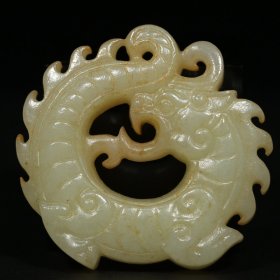 精品旧藏老和田玉【玉龙】挂件，雕工精湛，玉质细腻，包浆老道，细节如图，长*宽*厚：5.2*4.9*1.2厘米，重：45.2克，特价900出，代理加价转图！