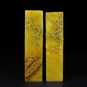 旧藏寿山石田黄雕刻龙凤呈祥薄意印章一对,单章尺寸:3.2×3.2×12.8厘米左右,印章净总重702克,价格3600元,代理加价,运费自理!