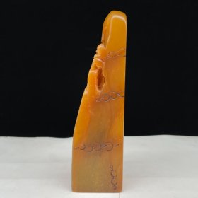 旧藏 甲申年篆刻家【伯元】刻石，田黄石雕刻人物山水印章，石质坚硬，细腻通透，萝卜纹通透，红血丝清晰呈现，油脂感强。 规格：12×3.5×3.5cm 重量:256克 特价：300元