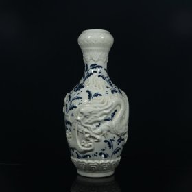 精品旧藏清代老瓷器青花浮雕龙纹蒜头瓶，工艺精湛，包浆老道，细节如图，高*宽：40*19厘米，特价1050出，代理加价转图！