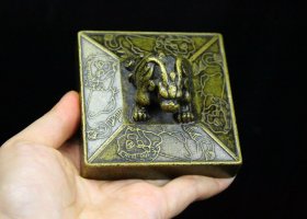 旧藏精品篆刻纯铜印章D0088 尺寸：80mm80mm40mm 重量：1184克 旧藏精品印章。线条流畅，包浆老气。收藏佳品！实物更漂亮