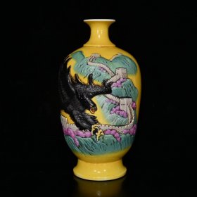 黄釉粉彩雕刻志在万里梅瓶（33×17.5cm¥160