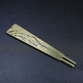 旧藏白铜錾刻梅花香镇纸镇尺，长16厘米宽3.4厘米，重148克，价格200元，代理加价，运费自理！