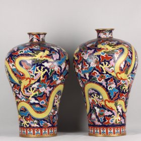 清乾隆：霁蓝釉珐琅彩鎏金云龙纹梅瓶一对
高宽：60.5*35cm  ¥45000