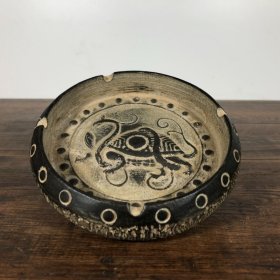 青石浮雕笔洗，高3.3厘米，直径13.6厘米，重685克，¥120