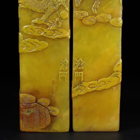 旧藏寿山石田黄雕刻龙凤呈祥薄意印章一对,单章尺寸:3.2×3.2×12.8厘米左右,印章净总重702克,价格3600元,代理加价,运费自理!