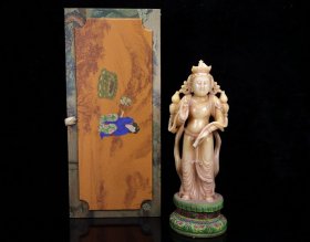 臻品旧藏精品收藏寿山石白芙蓉石观音摆件B0061F243 尺寸：172mm80mm43mm 重量：379克 旧藏精品寿山石，尚均款。取料上乘，颜色漂亮，包浆醇厚，老味十足。线条流畅，工艺精湛，质地细腻油润，收藏佳品！实物更漂亮！