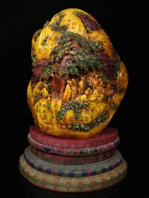 珍藏 篆刻家【玉璇】作，田黄石雕刻人物彩绘摆件，雕工精湛、石质坚硬，细腻透亮、包浆浓厚，纹路清晰饱满，油脂感十足，收藏观赏佳品！ 规格：41×25×15cm 重量：13.35千克 特价：14000元