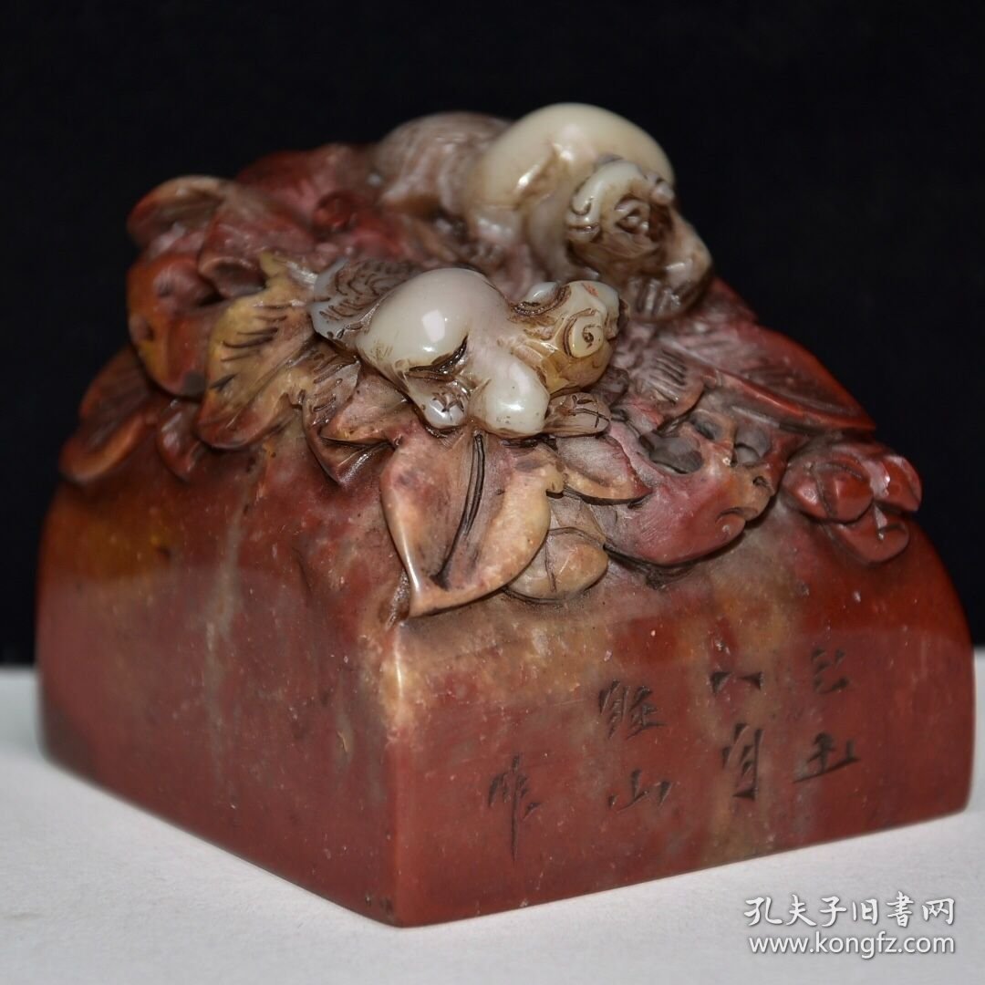 早期收藏 寿山石老性芙蓉石印章 原石原色纯手工雕刻 雕工精细 石质通透坚硬 包浆老气 石纹清晰 保存完整 篆刻家【睡山】己丑年八月作 收藏佳品700️ 尺寸：6.5*6.5*6.5厘米 重量：459克