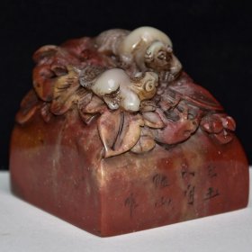 早期收藏 寿山石老性芙蓉石印章 原石原色纯手工雕刻 雕工精细 石质通透坚硬 包浆老气 石纹清晰 保存完整 篆刻家【睡山】己丑年八月作 收藏佳品700️ 尺寸：6.5*6.5*6.5厘米 重量：459克
