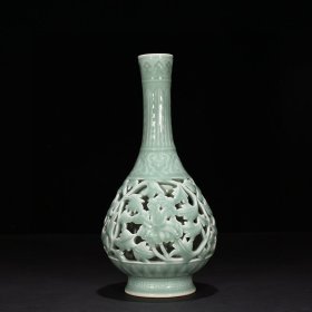 清乾隆粉青釉镂空缠枝花卉纹胆瓶31*14厘米 1800