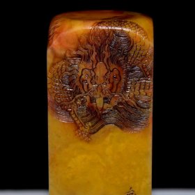 旧藏珍品 寿山石田黄石印章 原石原色纯手工雕刻 石质通透坚硬 满萝卜丝纹 包浆醇厚 保存完整 康熙四十六年内務府造4000️ 尺寸:5*5*20厘米(含底座高)净高15厘米 重量:1003克