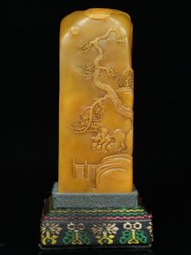 重器收藏！ 丁亥年篆刻家【有清】刻石，田黄石雕刻薄意人物山水印章，博意雕工，工艺精湛；纯手工雕刻，石质细腻、油脂感强、质地结晶透亮，萝卜纹清晰可见，收藏观赏佳品！ 尺寸：9×3.5×3.3cm 重量：255克 特价：4400元