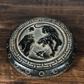 青石浮雕底座，高3厘米，直径13.6厘米，重1125克，¥100