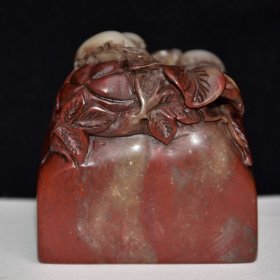 早期收藏 寿山石老性芙蓉石印章 原石原色纯手工雕刻 雕工精细 石质通透坚硬 包浆老气 石纹清晰 保存完整 篆刻家【睡山】己丑年八月作 收藏佳品700️ 尺寸：6.5*6.5*6.5厘米 重量：459克