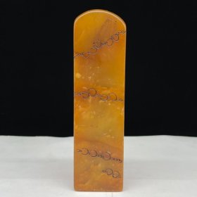 旧藏 甲申年篆刻家【伯元】刻石，田黄石雕刻人物山水印章，石质坚硬，细腻通透，萝卜纹通透，红血丝清晰呈现，油脂感强。 规格：12×3.5×3.5cm 重量:256克 特价：300元