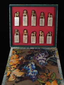 珍藏品 寿山石芙蓉石雕刻瑞兽套印章，温润细腻光滑，颜色鲜艳，包浆浑厚，雕工精湛，收藏之佳品。 重量：1268克 尺寸：8×3×3cm×10个特价：3000元