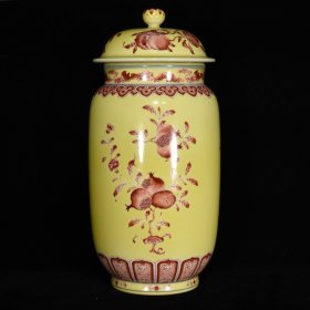 清乾隆黄釉矾红三果纹罐，
