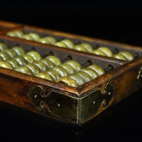 （精品）旧藏花梨木镶罗盘指南针包铜角招财进宝玉石算珠账房合账算盘，长45.8厘米宽13.5厘米厚2.8厘米，重1330克，价格360元，代理加价，运费自理！