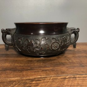 紫铜浮雕八宝炉，高10.8厘米，口径18.5厘米，重6355克，¥4600