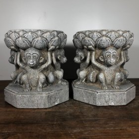 青石猴子莲花墩，高20.6厘米，直径18.5厘米，重23公斤左右，一对¥1400