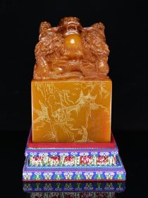 珍藏品 戊申伏月篆刻家【林皋】刻石，寿山石田黄石雕刻五龙戏珠印章摆件，石质坚硬，温润透亮、雕工细腻、油脂感特强，收藏观赏佳品！ 规格：16×10×10cm （硬）重量：3334克 特价：3000元