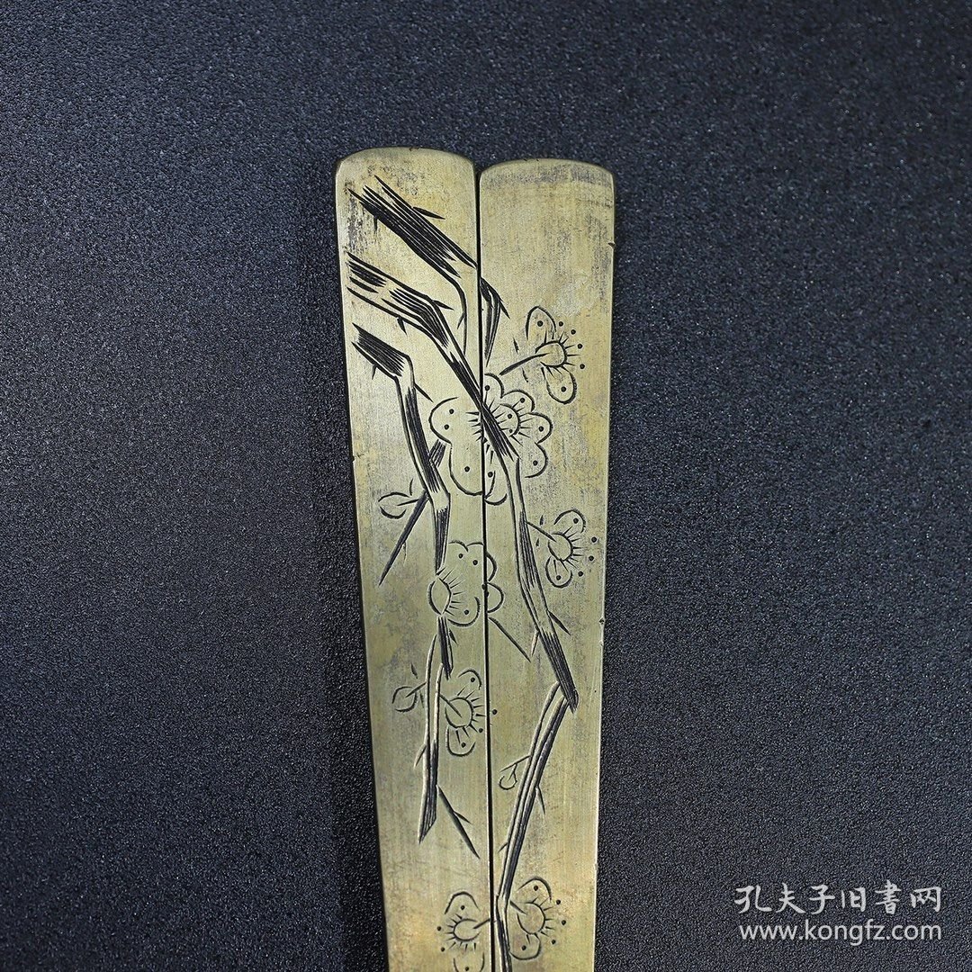 旧藏白铜錾刻梅花香镇纸镇尺，长16厘米宽3.4厘米，重148克，价格200元，代理加价，运费自理！