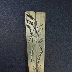 旧藏白铜錾刻梅花香镇纸镇尺，长16厘米宽3.4厘米，重148克，价格200元，代理加价，运费自理！