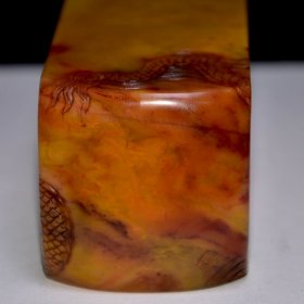 旧藏珍品 寿山石田黄石印章 原石原色纯手工雕刻 石质通透坚硬 满萝卜丝纹 包浆醇厚 保存完整 康熙四十六年内務府造4000️ 尺寸:5*5*20厘米(含底座高)净高15厘米 重量:1003克