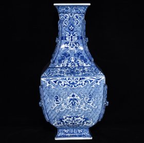 清乾隆青花留白兽面纹方瓶，49×24，价格:6075