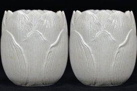 清光绪白釉雕刻莲花盖罐 对价360￥
高12厘米 直径11厘米