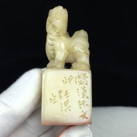 旧藏精品收藏寿山石白芙蓉兽纽篆刻印章闲章D007554 尺寸：60mm25mm25mm 重量：68克 旧藏精品篆刻印章，任浿款。取料上乘，包浆老气，线条流畅，质地细腻油润，收藏佳品！实物更漂亮！