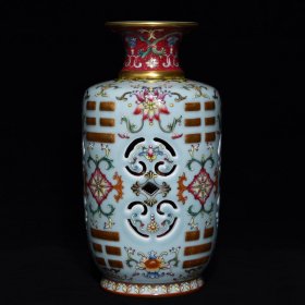 清 乾隆豆青釉珐琅彩花卉纹转心瓶，高24.5cm直径13cm，价格4420