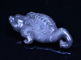 臻品收藏旧藏寿山石田黄石黑田（灰田）三足金蟾把件B0061A213 尺寸：115mm57mm26mm 重量：177克 旧藏精品寿山石田黄石。尚均款，取料上乘，颜色漂亮，包浆醇厚，老味十足。线条流畅，工艺精湛，质地细腻油润，收藏佳品！实物更漂亮！