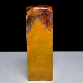 旧藏珍品 寿山石田黄石印章 原石原色纯手工雕刻 石质通透坚硬 满萝卜丝纹 包浆醇厚 保存完整 康熙四十六年内務府造4000️ 尺寸:5*5*20厘米(含底座高)净高15厘米 重量:1003克