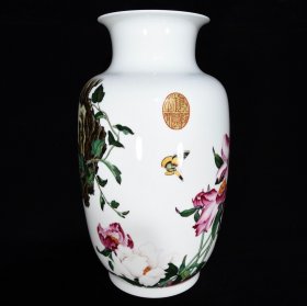 清乾隆郎世宁作珐琅彩花蝶纹瓶，46×26，价格:3900