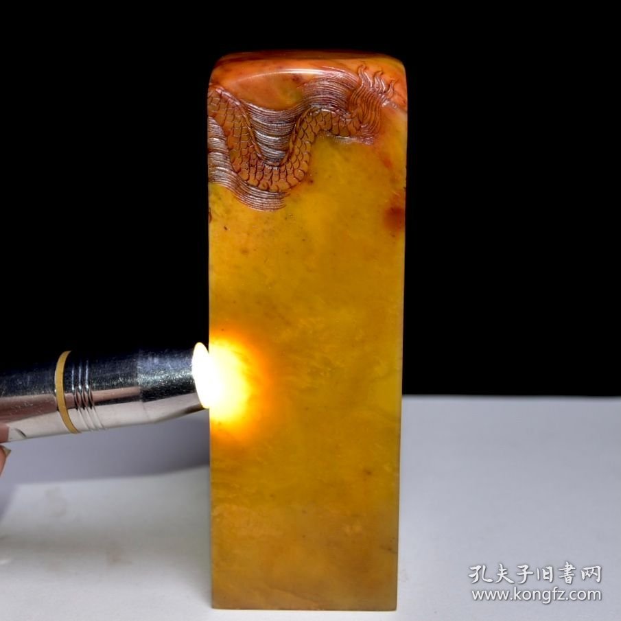 旧藏珍品 寿山石田黄石印章 原石原色纯手工雕刻 石质通透坚硬 满萝卜丝纹 包浆醇厚 保存完整 康熙四十六年内務府造4000️ 尺寸：5*5*20厘米（含底座高）净高15厘米 重量：1003克