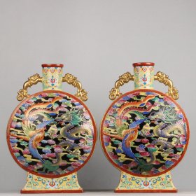 清乾隆 珐琅彩鎏金龙凤呈祥纹双耳扁瓶一对
高宽：48*34cm
¥6440