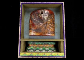 臻品旧藏随形芙蓉石朱砂红龙凤呈祥印章闲章D0061F304 尺寸：140mm132mm72mm 重量：2470克 旧藏精品寿山石。吴昌硕款。取料上乘，颜色漂亮，包浆醇厚，老味十足。线条流畅，工艺精湛，质地细腻油润，收藏佳品！实物更漂亮