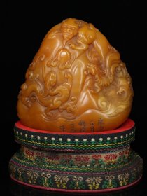 珍藏品布盒 田黄石雕刻博古漓虎印章摆件；工艺精湛；纯手工雕刻，石质细腻、油脂感强、质地结晶透亮，萝卜纹红血丝清晰呈现，收藏观赏佳品！ 尺寸：14×12×8cm 重量：763.8克 特价：13600元