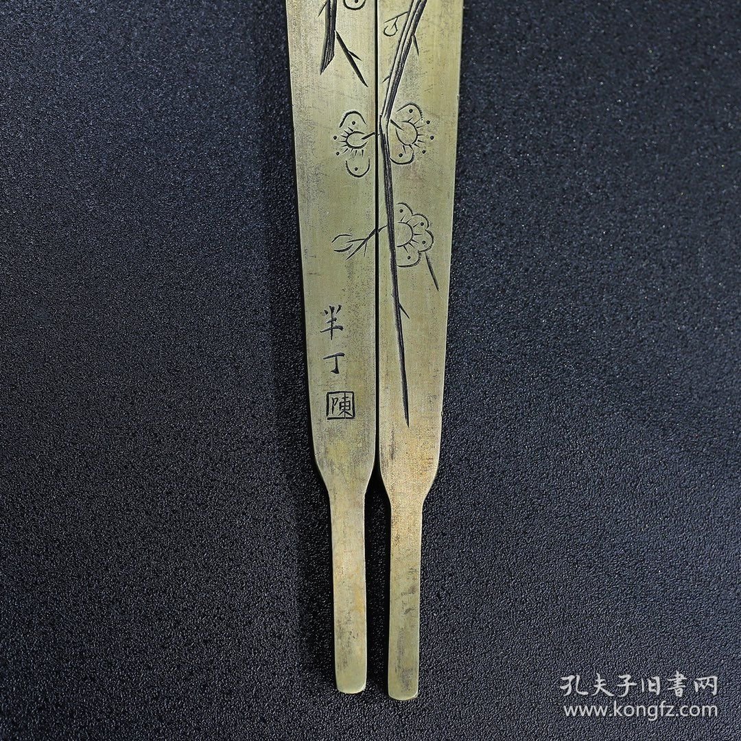 旧藏白铜錾刻梅花香镇纸镇尺，长16厘米宽3.4厘米，重148克，价格200元，代理加价，运费自理！