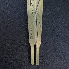 旧藏白铜錾刻梅花香镇纸镇尺，长16厘米宽3.4厘米，重148克，价格200元，代理加价，运费自理！