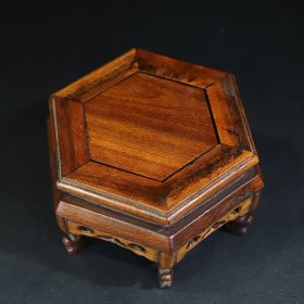 旧藏花梨木六角底座一对，圆底座长13厘米宽11.3厘米高8厘米，价格240元，代理加价，运费自理！