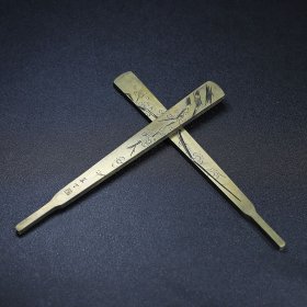 旧藏白铜錾刻梅花香镇纸镇尺，长16厘米宽3.4厘米，重148克，价格200元，代理加价，运费自理！