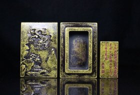 旧藏精品篆刻纯铜印章套盒D0088 尺寸：80mm60mm40mm 重量：1616克 旧藏精品印章。线条流畅，包浆老气。收藏佳品！实物更漂亮