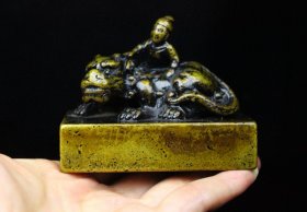 旧藏精品篆刻纯铜印章D0088 尺寸：80mm67mm50mm 重量：782克 旧藏精品印章。线条流畅，包浆老气。收藏佳品！实物更漂亮