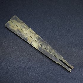 旧藏白铜錾刻梅花香镇纸镇尺，长16厘米宽3.4厘米，重148克，价格200元，代理加价，运费自理！